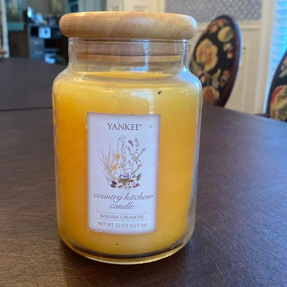 Vintage and rare! Yankee Candle Country Kitchen Candle- Banana Cream Pie - Picture 1 of 4